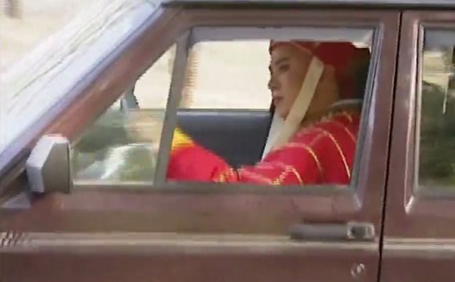 Hình ảnh Đường Tăng lái xe ô tô cho thấy phía sau ống kính, diễn viên cũng giúp đoàn phim trong việc lái xe chở đồ.
