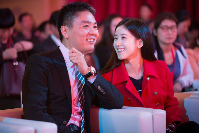 Tỷ phú Lưu Cường Đông chính là ông xã của&nbsp;Chương Trạch Thiên, người đã đưa cô đến với cuộc sống giàu sang nhưng lại &#34;cắm sừng&#34; cô vợ trẻ tới 2 lần.