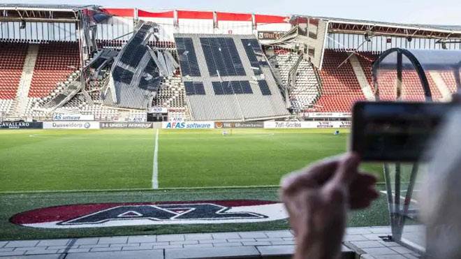 Mái che sân AFAS - sân nhà của AZ Alkamaar đổ sập