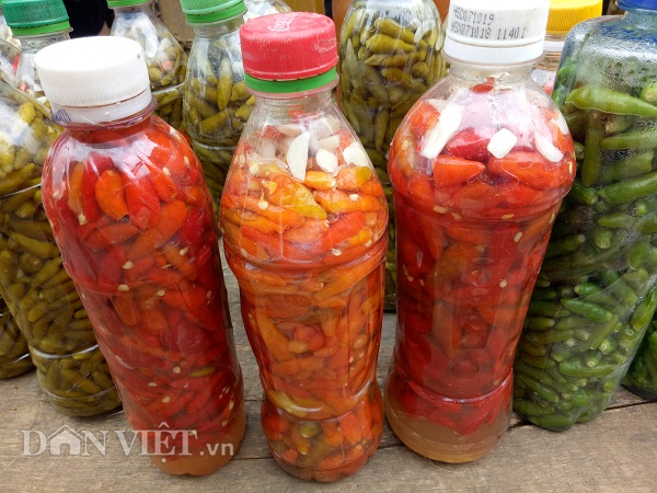 Trước đây, ớt ngâm chủ yếu được người dân sử dụng làm sản phẩm phục vụ nhu cầu sinh hoạt trong gia đình. Giờ đây, sản phẩm ớt ngâm của người Thái được nhiều thực khách gần xa biết đến, dần dần trở thành mặt hàng đắt khách mua, mang lại nguồn thu nhập tăng thêm cho người dân. Những trái ớt&nbsp;hái về được làm sạch sẽ, bỏ cuống cho vào lọ, sau đó bỏ muối và ít tỏi ngâm để khoảng 1 - 2 tuần là có thể sử dụng được.
