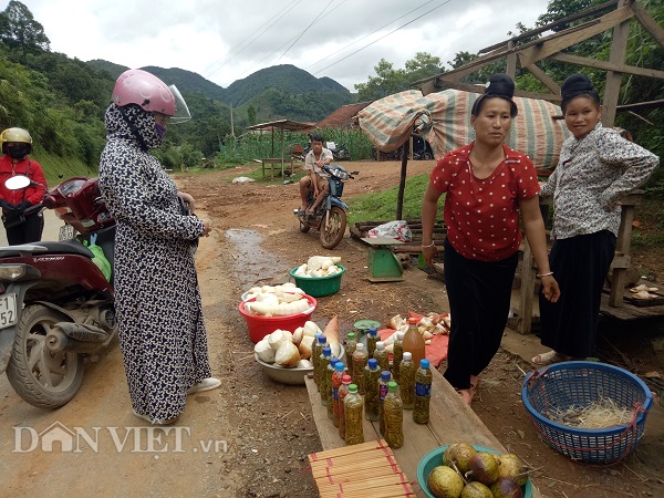 Rất đông khách&nbsp;qua đường ghé lại mua sản phẩm ớt ngâm.