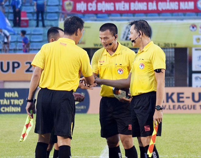 Tổ trọng tài điều khiển trận đấu giữa Quảng Nam và TP.HCM ở vòng 20 V-League 2019