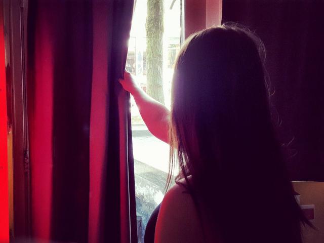 Thiếu nữ 17 tuổi bị 3 gã trai ép quan hệ với "khách làng chơi" giá nửa triệu/lần