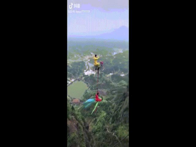 Bạn trẻ - Cuộc sống - Clip: Đạp xe treo người lủng lẳng trên vách núi khiến ai cũng hết hồn