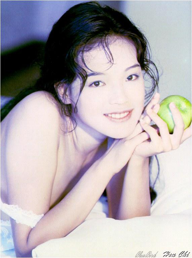 Thư Kỳ từng trải qua quá khứ đen tối
khi tuổi đời còn trẻ. Vì muốn kiếm nhiều tiền để không phải nghèo
khó như trước, cô gái ấy đã một mình lên Hong Kong kiếm sống, dấn
thân vào con đường đóng phim cấp ba. Chính vì điều này, Thư Kỳ luôn
bị nhắc đến vì những thước phim nóng của thời tuổi trẻ nông
nổi.