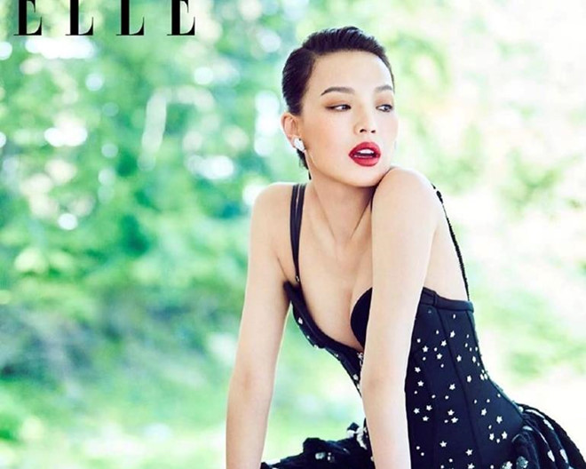 Ở tuổi 43, Thư Kỳ mới
đây nhận lời chụp hình cho tạp chí với phong cách thời trang gợi
cảm. Nữ diễn viên tự tin khoe nét trẻ trung và cá tính. Người đẹp
chia sẻ: “Sau 30 tuổi, tôi cảm thấy hạnh phúc hơn, ít phàn nàn và
bớt giận dữ hơn”. Nữ diễn viên hướng đến những suy nghĩ
tích cực, về điều đẹp đẽ thay vì tiêu phí thời gian bức xúc và
than thở.