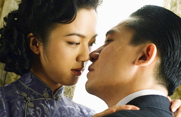 Những cảnh nóng trong "Sắc, Giới"
khiến Thang Duy và bạn diễn hơn tuổi - tài tử Lương Triều Vỹ phải
mất tới 100 giờ đồng hồ mới hoàn thành. Khi phim phát hành, nữ diễn
viên chính bị chỉ trích ghê gớm. Cô chịu điều tiếng bị cả xã hội
tẩy chay. Mặc dù bộ phim đạt nhiều giải thưởng danh giá như
giải Kim Mã, giải châu Á Thái Bình Dương, LHP Venice… nhưng là cái
giá quá đắt cho Thang Duy.