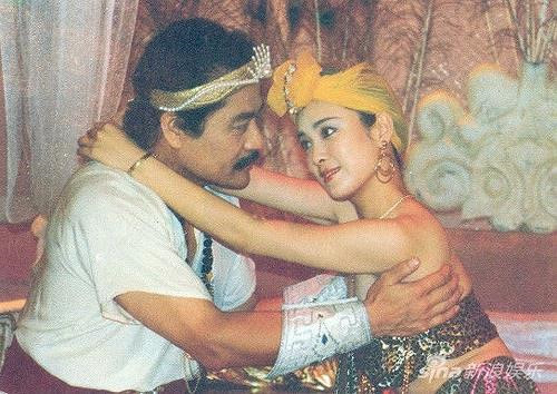 Là một trong những mỹ nhân cổ trang
nổi bật ở Trung Quốc thập niên 1990, Phó Nghệ Vỹ được gọi là "nàng
Đát Kỷ" vì vai diễn nổi tiếng. Vai diễn xinh đẹp nhưng lại gây nên
nhiều tranh cãi vì trang phục hở hang cùng cảnh hoàng đế và Đát Kỷ
tắm chung bị coi là phản cảm.