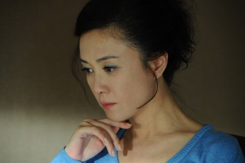 Tuy nhiên, sự nghiệp của Phó Nghệ Vỹ
rơi xuống vực thẳm khi bà dính vào scandal sử dụng ma túy năm 2016.
Đời tư của bà cũng không hạnh phúc khi 2 lần ly hôn. Người
chồng đầu tiên của bà là nam diễn viên Dương Hiểu Đan. Người chồng
thứ hai là một thầy giáo tại Học viện múa Bắc Kinh. Hiện tại
bà 55 tuổi, nuôi con một mình.