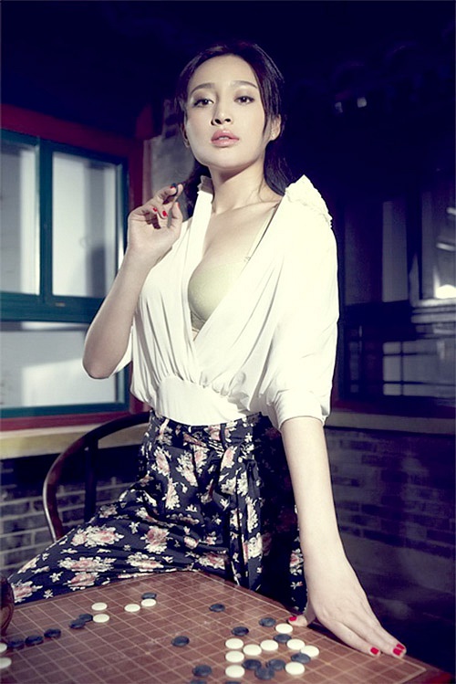 Vẻ gợi cảm của Can
Đình Đình không cần bàn cãi. Cô nhận được nhiều lời mời đóng quảng
cáo, chụp hình mẫu.