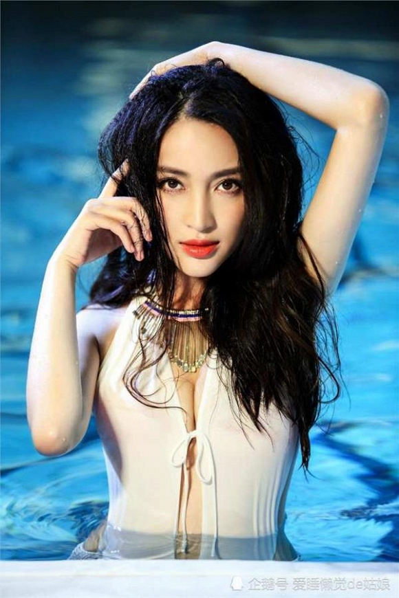 Về đời tư, Can Đình
Đình vướng phải không ít tin đồn nhạy cảm, thậm chí còn có tin đồn
"đi khách" với giá 350 nghìn NDT (khoảng hơn 1 tỷ đồng) một đêm
khiến cô phải lên tiếng giải thích, phủ nhận. Người đẹp khá kín
tiếng trong chuyện tình cảm yêu đương.