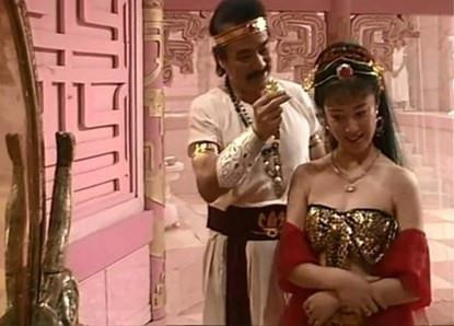 Cũng vì vai diễn này nên Phó Nghệ Vỹ
bị chỉ trích không ngừng. Sau vai nàng Đát Kỷ, nữ diễn viên
còn nổi tiếng với các phim như Đường Thái Tông Lý Thế Dân, Bao
Thanh Thiên: Thất hiệp ngũ nghĩa, Mênh mông biển tình...