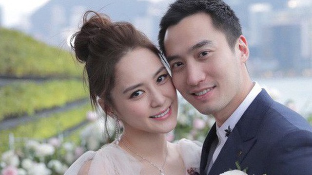 Tháng 12 năm ngoái, Chung Hân Đồng và
bác sĩ Lại Hoằng Quốc tổ chức lễ cưới tại Hong Kong. Ngay sau hôn
lễ, quá khứ của Lại Hoằng Quốc được hé lộ, gây nhiều tranh cãi trên
mạng khi có nguồn tin nói anh từng bỏ người yêu lâu năm để
cưới “người thứ ba” nhưng sau đó cũng chia tay.