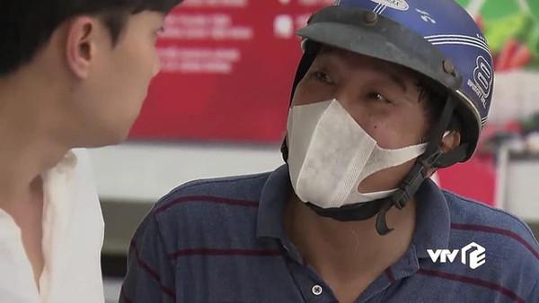 NSƯT Trọng Trinh vào vai bác xe ôm đưa Vũ đi rình bắt ghen Thư.