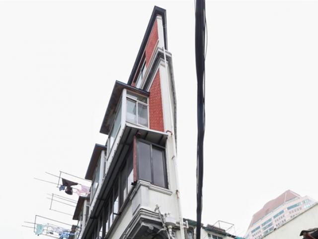 Kinh doanh - Nhà mỏng "như tờ giấy", chỗ hẹp nhất 20cm và cảnh sống không thể ngờ bên trong