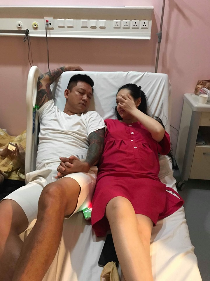 Khoảnh khắc tình cảm của 2 vợ chồng khiến khán giả nhận xét "không khác gì vợ chồng son".