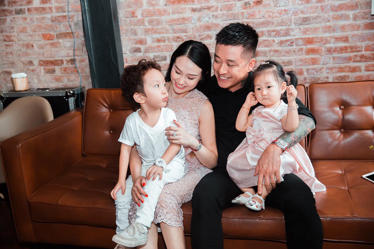 Sau khi bà xã sinh con thứ 3, Tuấn Hưng cũng tiết lộ sẽ giảm bớt công việc để ở nhà phụ vợ chăm sóc các con.
