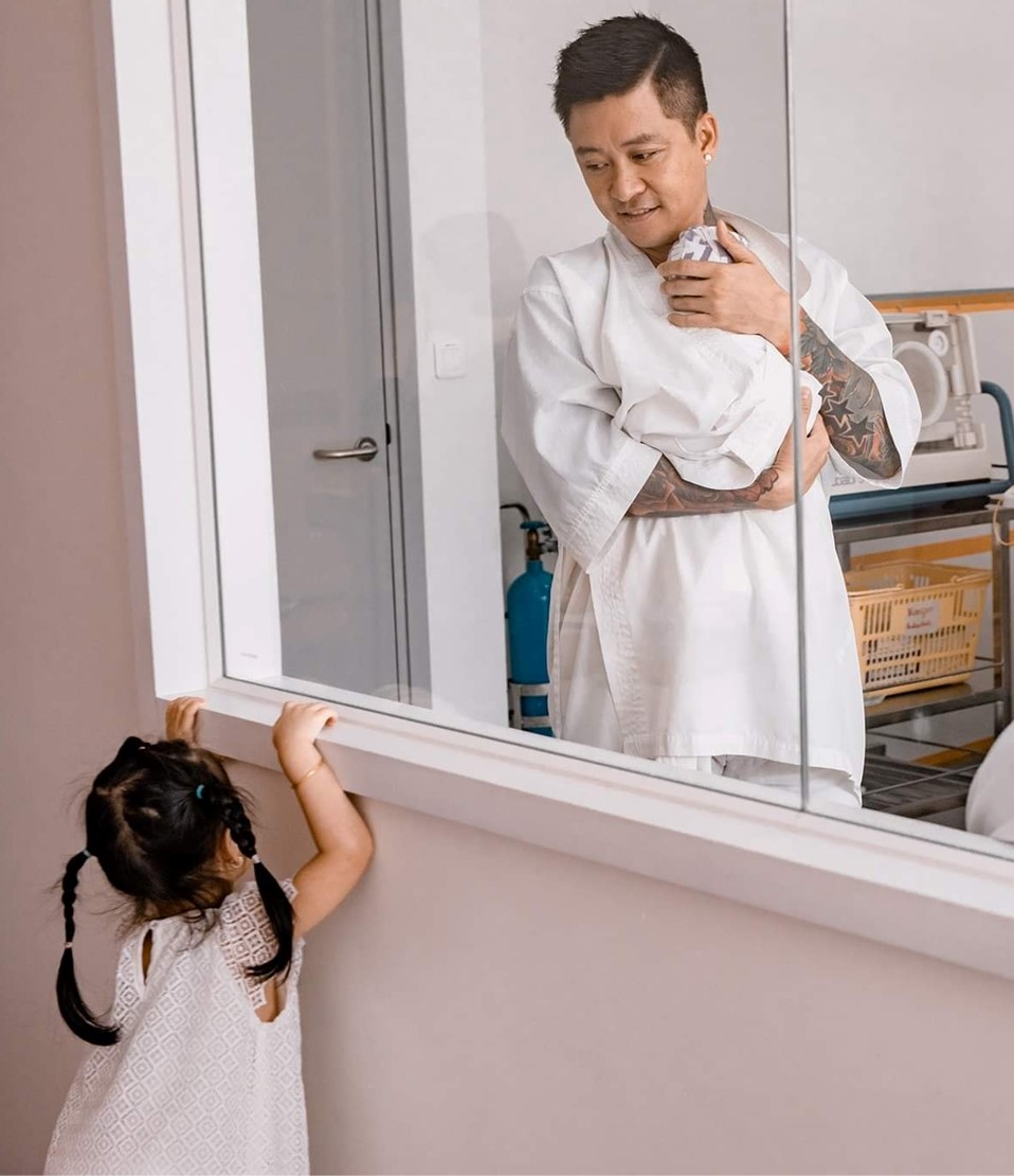 Từng có kinh nghiệm 2 lần làm bố, Tuấn Hưng đã có nhiều kinh nghiệm chăm sóc trẻ sơ sinh lẫn bà xã sau sinh.