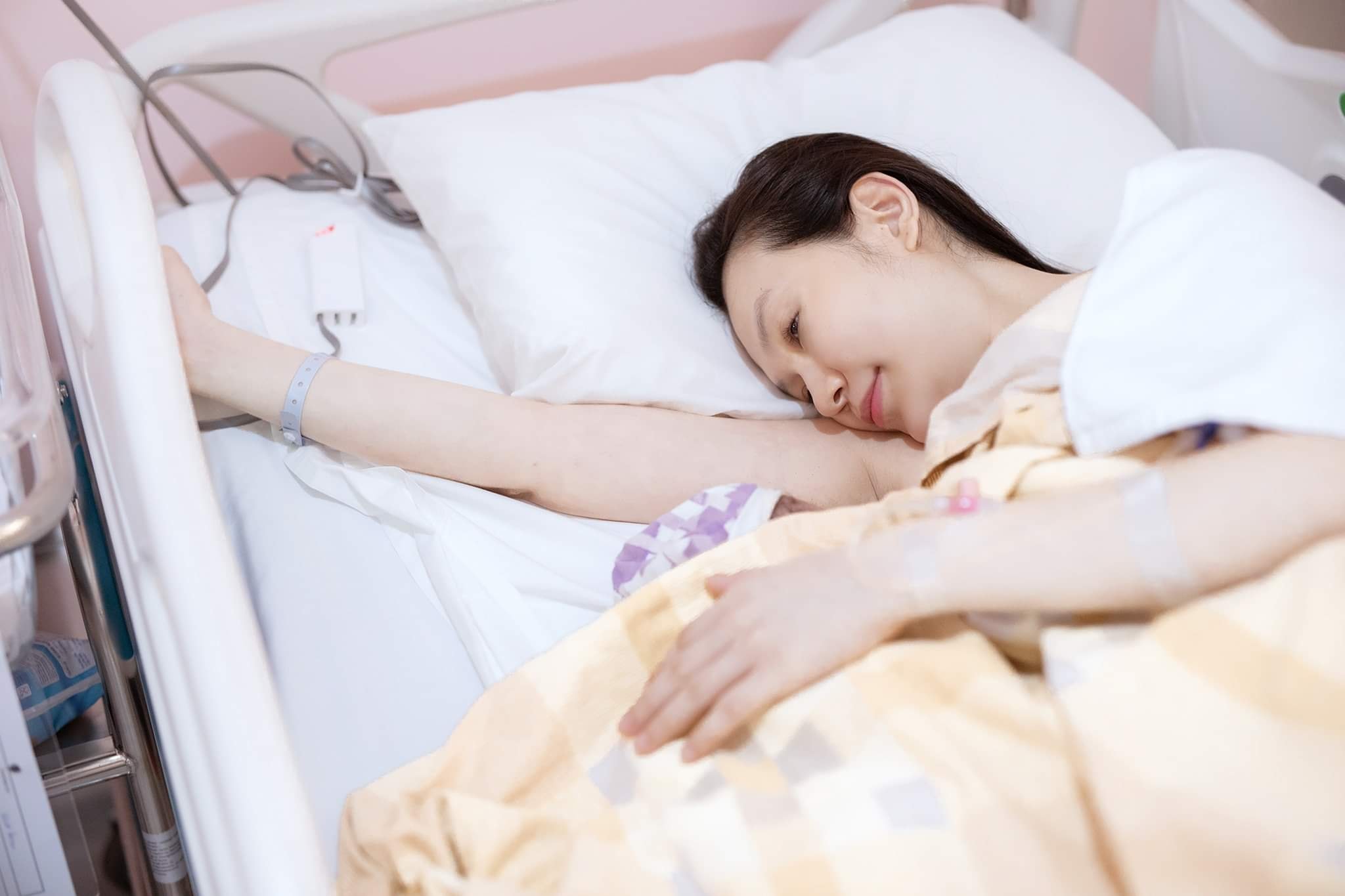 Bà xã Tuấn Hưng sinh con trai vào ngày 5/8 bằng phương pháp sinh mổ, em bé nặng 3kg.