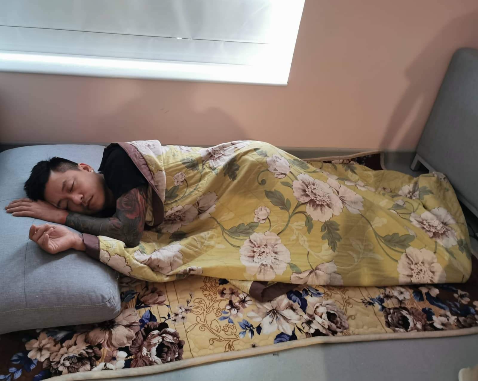 Hình ảnh Tuấn Hưng mệt mỏi ngủ thiếp dưới sàn bệnh viện vì chăm vợ mới sinh khiến công chúng dành nhiều lời khen.