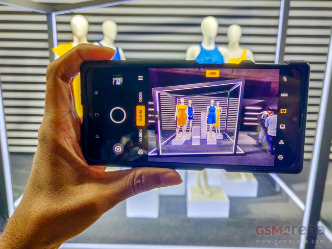 Trên tay “siêu phẩm” Realme có camera 64MP - 3