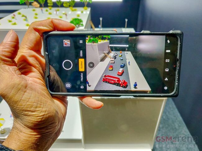 Trên tay “siêu phẩm” Realme có camera 64MP - 6
