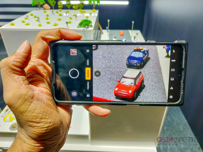 Zoom 1x và zoom 5x.