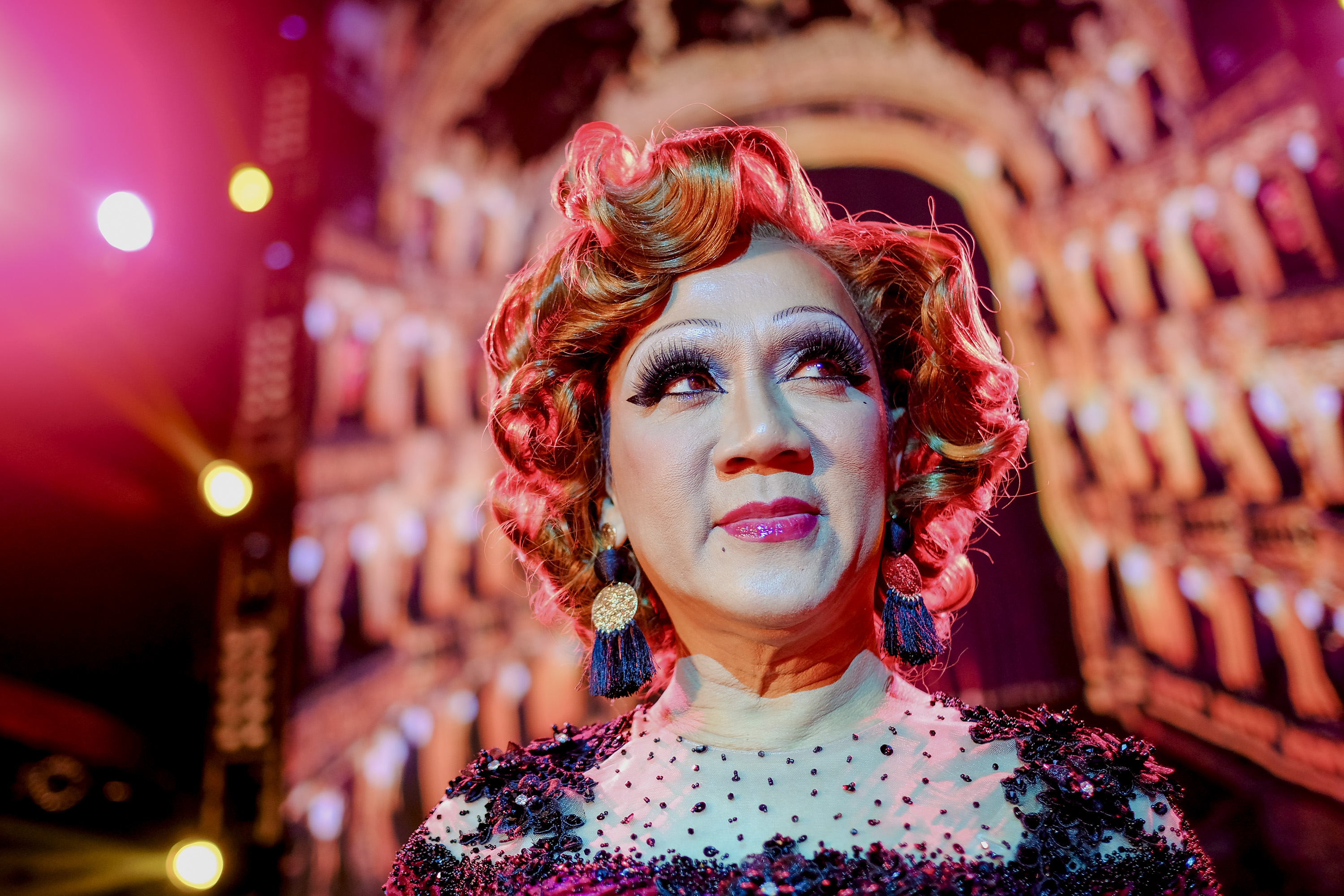 NSƯT Thành Lộc vào vai Hồ Ngọc Hân trong "Ngôi nhà bươm bướm"