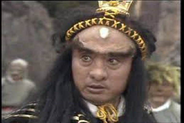 Tôn Ngộ Không đánh
nhau với Lục Nhĩ Mỹ Hầu để phân biệt thật giả