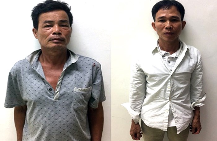 Đào Văn Sinh và Đào Văn Chuyển tại cơ quan công an. (Ảnh: Q.T)