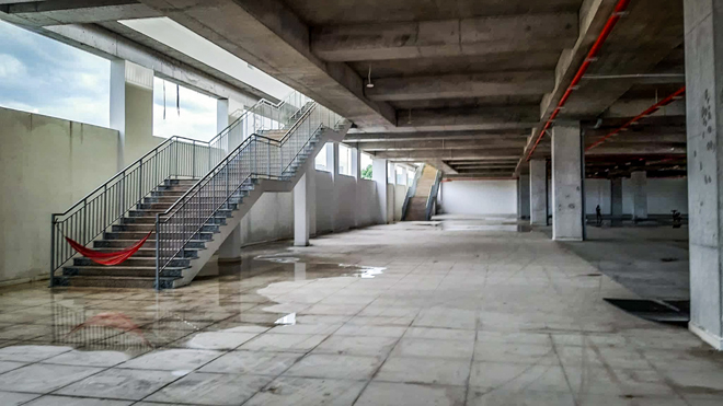 Tầng trệt là bãi đón khách và bãi đậu xe chờ tài có diện tích sàn hơn 30.000 m2, dự kiến đáp ứng khoảng 70 chỗ đón khách và 190 chỗ đậu xe chờ tài. Hầm khu vực trả khách dự kiến bố trí khoảng 140 chỗ đậu xe.