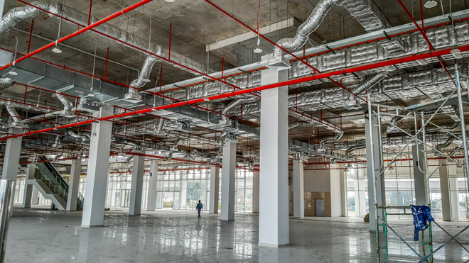 Công nhân đang hoàn thiện những công đoạn cuối cùng trước giờ G.