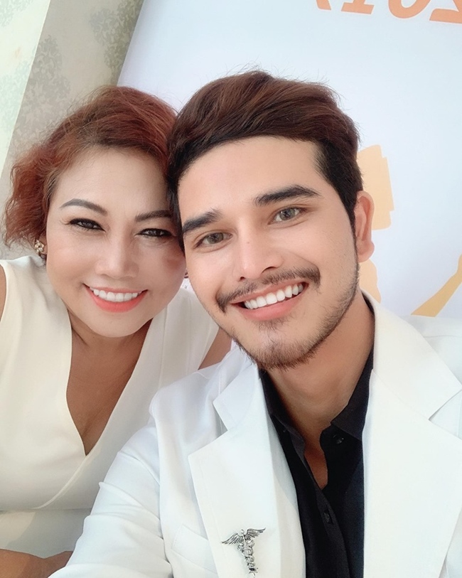 Chàng trai này chính là K’Brơi. Người mẫu 9X là đàn em lâu năm và đồng cảm với hoàn cảnh của Siu Black. Nữ ca sĩ tiết lộ, K’Brơi học trường Y, có kiến thức về y khoa nên đã tư vấn, hỗ trợ để cô có được vẻ ngoài trẻ trung, rạng rỡ như hiện tại.