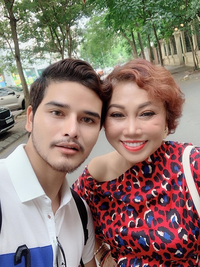 Nữ ca sĩ tiết lộ, chính anh chàng có gương mặt điển trai như Tây này là người đã khuyên cô giảm cân để giữ gìn sức khỏe và có vóc dáng đẹp. Ngay lập tức, danh tính của chàng trai khiến nhiều người tò mò.