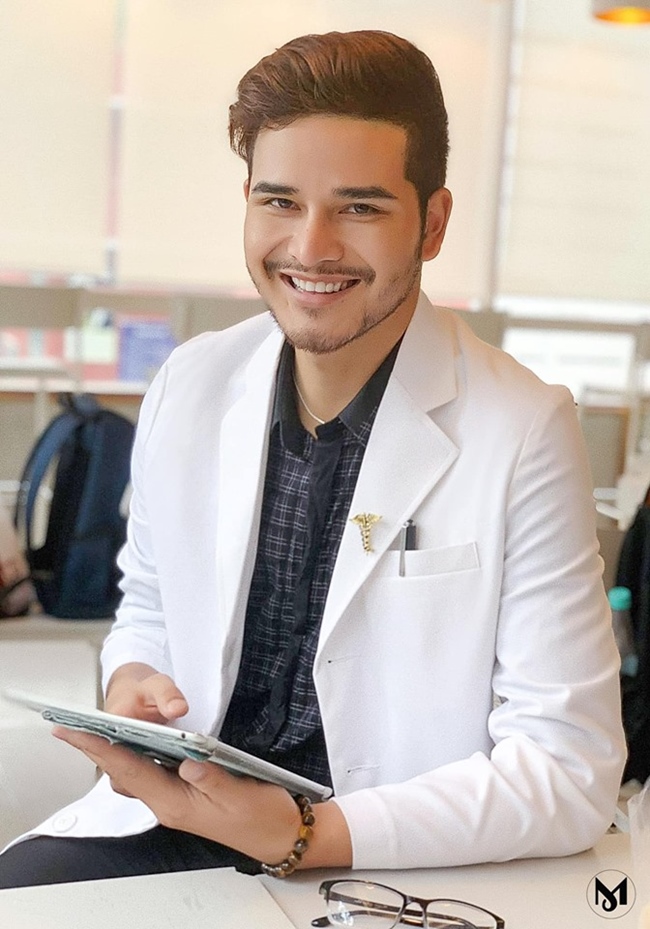 Ngoài làm người mẫu, K’Brơi còn được biết đến là một bác sĩ. Anh sở hữu gương mặt Tây điển trai, nụ cười rạng rỡ.