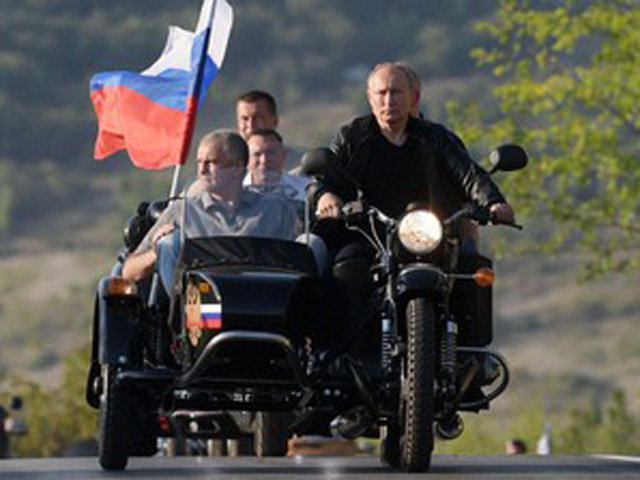 Xe máy - Xe đạp - Tổng thống Putin trổ tài lái xít đờ ca trong lễ hội bóng đêm