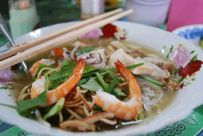 4. Ẩm thực vùng miền: Ẩm thực Việt Nam có sự phân chia tương tự theo 3 miền: Bắc - Trung - Nam. Ở miền Bắc, ẩm thực có xu hướng ít cay hơn và hạt tiêu đen được ưa chuộng hơn ớt. Người miền Trung thì ưa chuộng các món ăn có vị cay. Ẩm thực miền Nam có xu hướng chuộng vị ngọt nhiều hơn.
