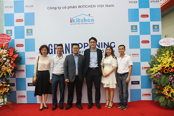 Đại diện iKitchen và Mitsubishi Cleansui tại lễ khai trương showroom