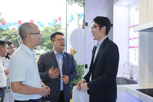 Ông Yuta Suzuki - Đại diện hãng Mitsubishi Cleansui (đứng bên phải) trao đổi cùng các đối tác