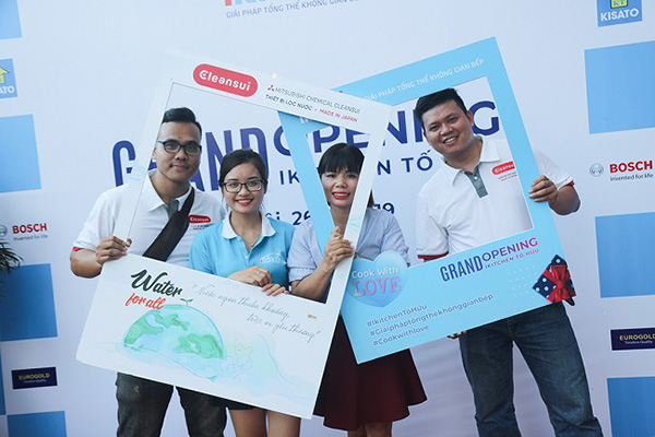 Đội ngũ nhân viên iKitchen và Mitsubishi Cleansui tại lễ ký kết hợp tác giữa hai thương hiệu