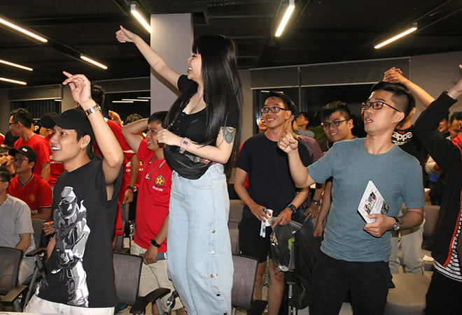 &nbsp;Một fan nữ khấn khích đứng hẳn lên ghế để nhảy nhót ăn mừng