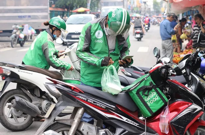 Việc kinh doanh của các hàng quán trở nên khấm khá nhờ đội ngũ giao hàng này