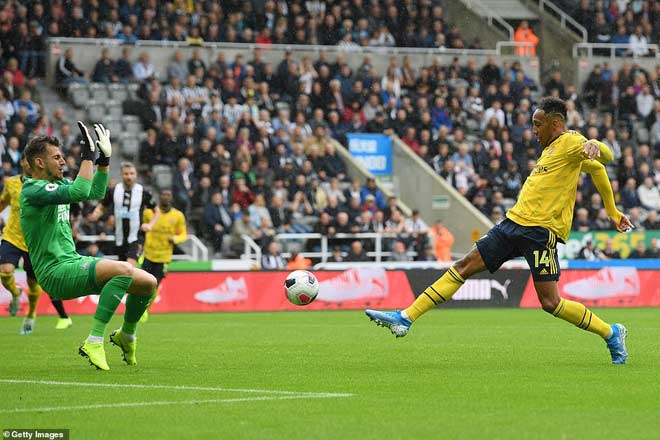 Newcastle gây nhiều khó khăn cho Arsenal trên sân St. James' Park
