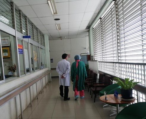 Ông Q. đang tập đi, tập vận động sau ca ghép