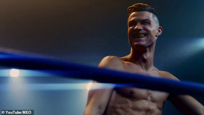 Ronaldo có cơ thể chẳng kém gì võ sỹ