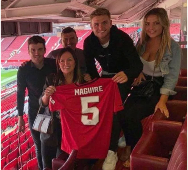 Gia đình Maguire hạnh phúc xem MU đại thắng Chelsea ở Old Trafford