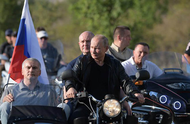 Tổng thống Putin trổ tài lái xít đờ ca trong lễ hội bóng đêm - 1