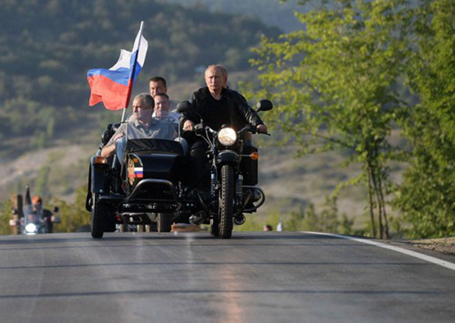 Tổng thống Putin trổ tài lái sidecar.