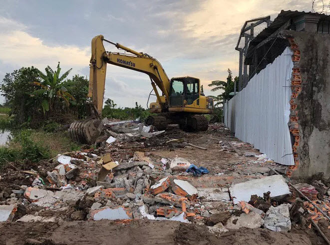 Cơ quan chức năng tiến hành tháo dỡ các công trình kiến trúc
