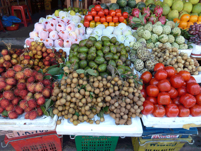 10. Hoa quả tươi: Việt Nam đầy trái cây ngon, đặc biệt là ở vùng đồng bằng sông Cửu Long. Bạn có thể đến các miệt vườn để tham quan và trực tiếp hái trái cây tươi tại đây và thưởng thức. Các loại trái cây phổ biến và rất tốt cho sức khỏe ở Việt Nam bao gồm cam, măng cụt, thanh long, vú sữa, đu đủ và xoài... Bạn cũng có thể dễ dàng mua những loại trái cây này được chế biến sẵn với bột canh, bột ớt trên các đường phố.
